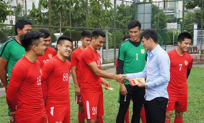 Chủ tịch CLB TPHCM Lê Công Vinh lì xì năm mới cho các cầu thủ - Ảnh 3.