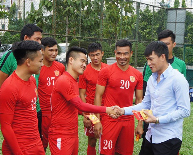 Chủ tịch CLB TPHCM Lê Công Vinh lì xì năm mới cho các cầu thủ - Ảnh 4.