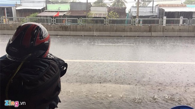 Sai Gon mua lon, ngap duong ngay lam viec dau nam Dinh Dau hinh anh 1