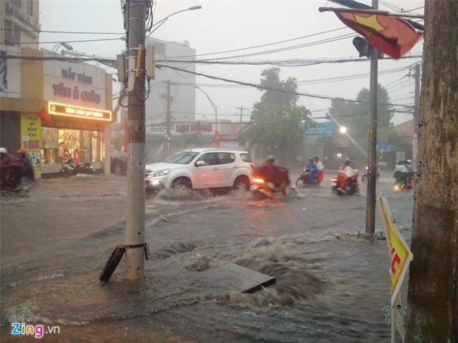 Sai Gon mua lon, ngap duong ngay lam viec dau nam Dinh Dau hinh anh 3