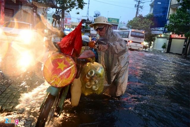 Sai Gon mua lon, ngap duong ngay lam viec dau nam Dinh Dau hinh anh 5