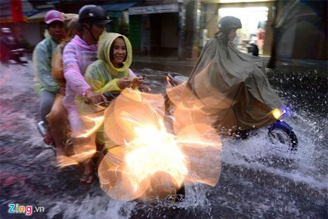 Sai Gon mua lon, ngap duong ngay lam viec dau nam Dinh Dau hinh anh 6