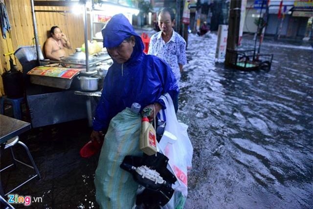 Sai Gon mua lon, ngap duong ngay lam viec dau nam Dinh Dau hinh anh 7