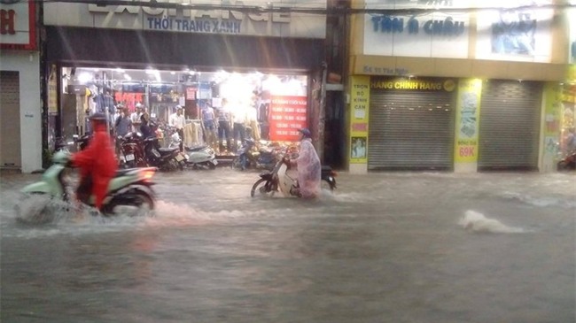 Sai Gon mua lon, ngap duong ngay lam viec dau nam Dinh Dau hinh anh 8