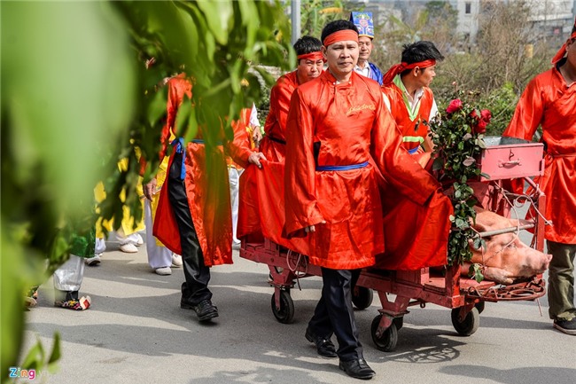 Lang Nem Thuong dung rap, hang rao chem lon kin hinh anh 3