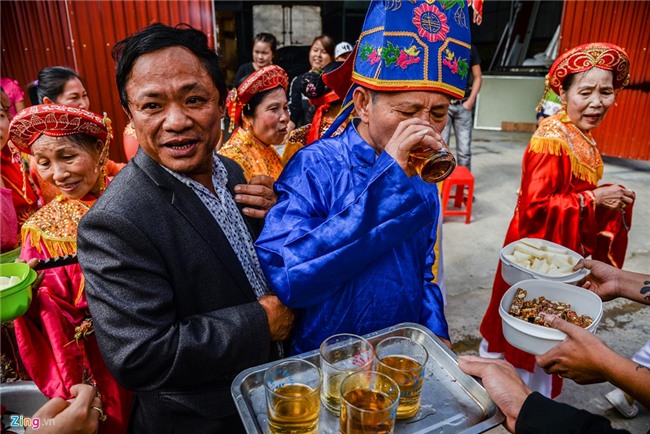 Lang Nem Thuong dung rap, hang rao chem lon kin hinh anh 6