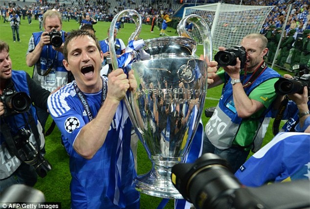 Huyền thoại Chelsea Frank Lampard giải nghệ - Ảnh 1.