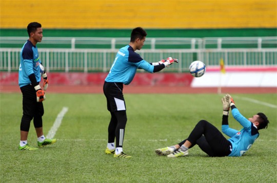 Do HLV thủ môn Võ văn Hạnh chưa kịp tập trung nên các thủ môn phải tự tập với nhau