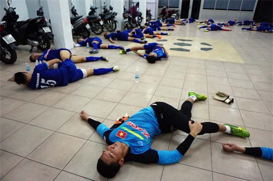 Các tuyển thủ phải chuyển vào trong khu vực nhà để xe của sân Thống Nhất để nhả cơ