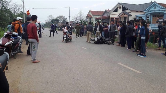 Hy hữu: Mũ bảo hiểm cắm chặt vào kính xe ô tô sau tai nạn, nam thanh niên tử vong - Ảnh 2.