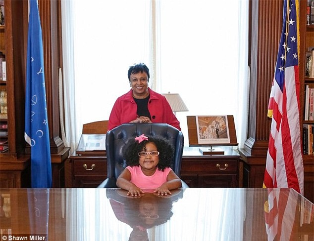 Ngả mũ kính phục bé gái 4 tuổi đọc hết 1.000 cuốn sách - 1