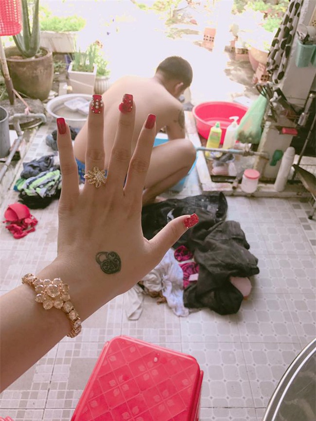 Trước Tết hẳn tháng trời chị em tíu tít khoe móng xinh móng đẹp, hóa ra là có mục đích cả - Ảnh 1.