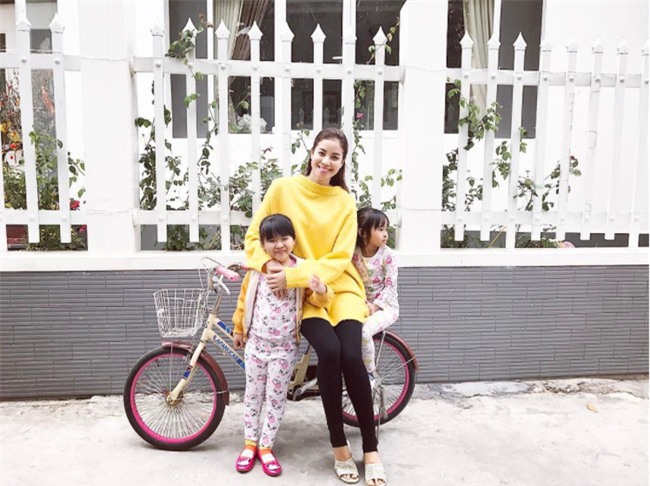 Đâu chỉ có áo dài cách tân, street style đón Xuân của sao Việt còn rực rỡ thế này cơ mà! - Ảnh 1.