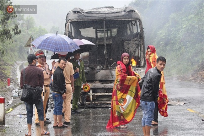 Xe khách bị cháy rụi trên đường, 7 người may mắn thoát nạn - Ảnh 1.