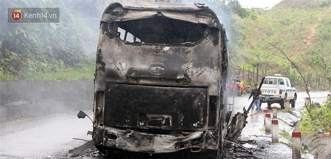 Xe khách bị cháy rụi trên đường, 7 người may mắn thoát nạn - Ảnh 2.