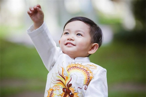 Con trai Khánh Thi đáng yêu khi diện áo dài -1