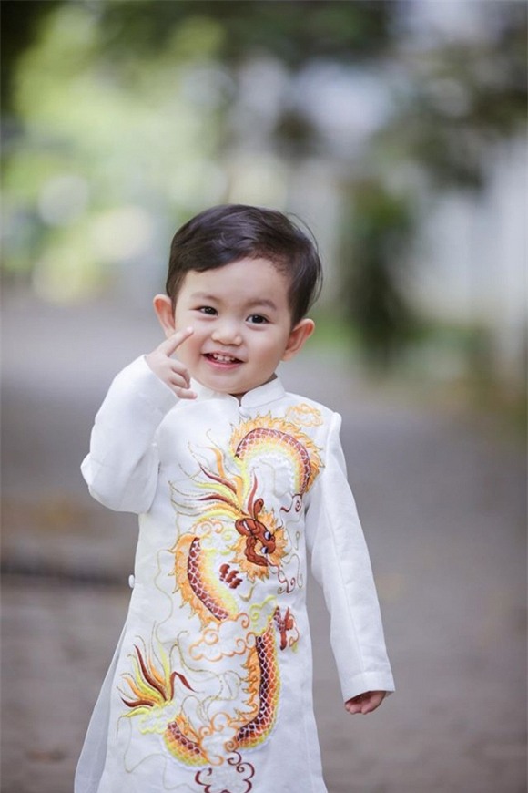 Con trai Khánh Thi đáng yêu khi diện áo dài -2