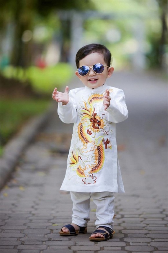 Con trai Khánh Thi đáng yêu khi diện áo dài -3