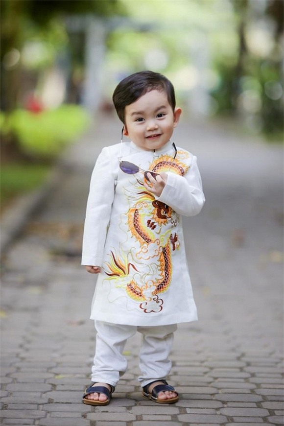 Con trai Khánh Thi đáng yêu khi diện áo dài -4