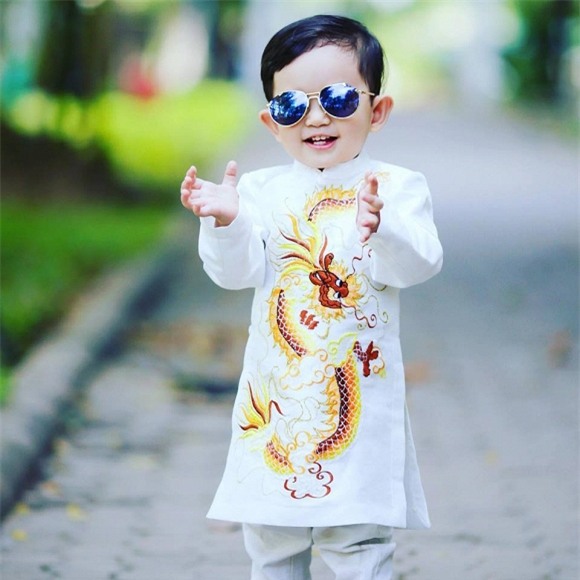 Con trai Khánh Thi đáng yêu khi diện áo dài -5