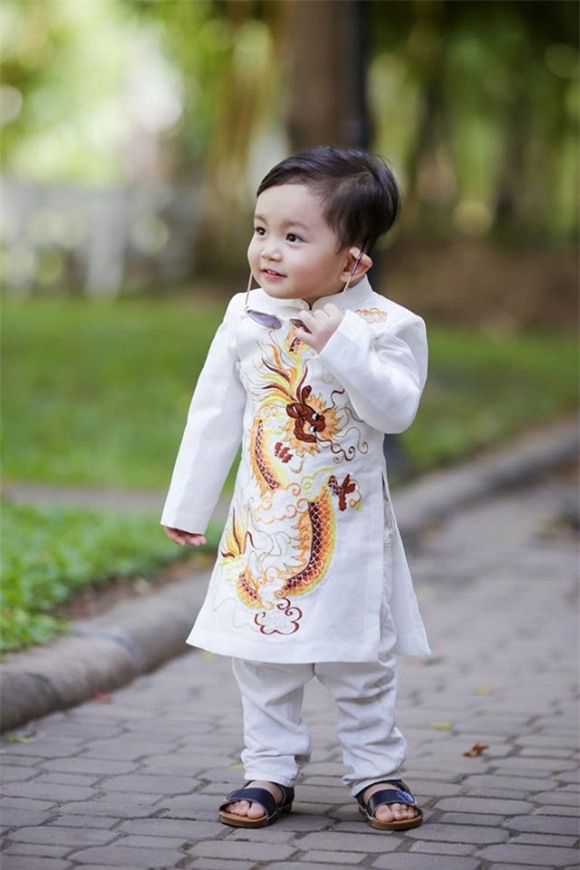Con trai Khánh Thi đáng yêu khi diện áo dài -6