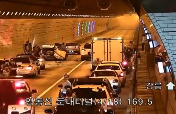 Tai nạn giao thông ở Hàn Quốc, và cách mà người ta ứng xử khi bắt gặp khiến bất cứ ai cũng phải nể phục - Ảnh 2.