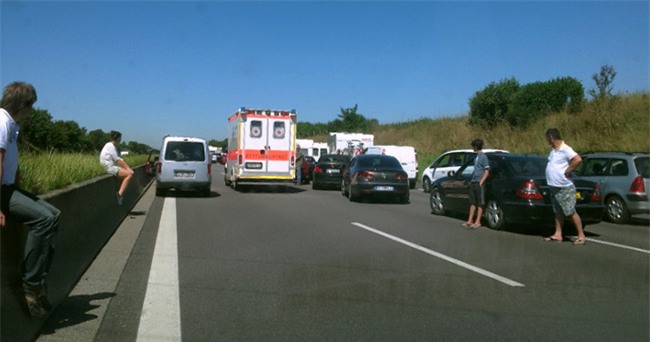 Tai nạn giao thông ở Hàn Quốc, và cách mà người ta ứng xử khi bắt gặp khiến bất cứ ai cũng phải nể phục - Ảnh 3.