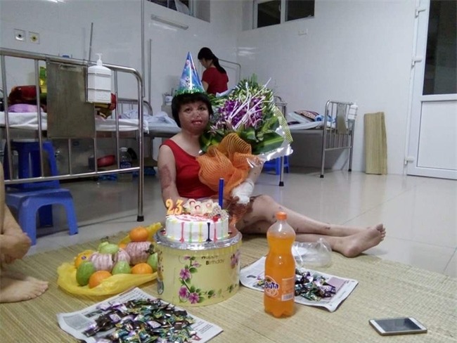 Cô gái bị chồng thiêu sống đúng mùng 2 Tết năm ngoái vẫn đang trên hành trình tìm lại hình hài - Ảnh 6.