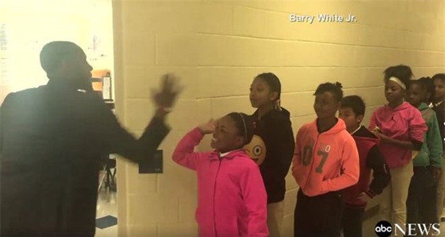 Thay giao My bat tay hoc sinh truoc gio vao lop hinh anh 1