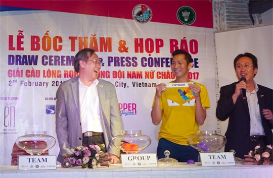 Tiến Minh trong lễ bốc thăm sáng 2-2 Ảnh: Quang Liêm