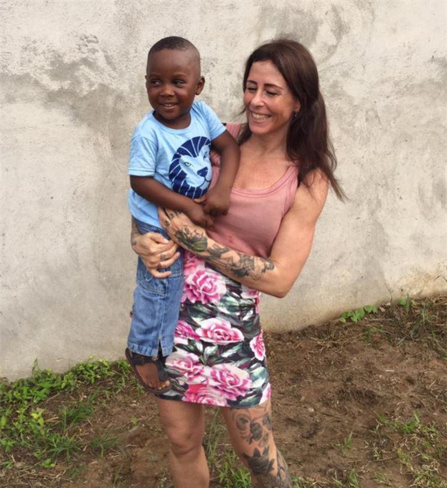 Cậu bé suy dinh dưỡng nặng trong bức ảnh gây chấn động giờ đã lớn và đi học như thế này đây - Ảnh 4.