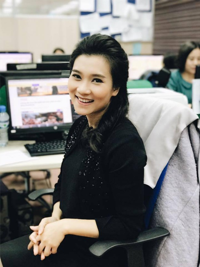 lo dien nu bien tap vien xinh dep moi toanh cua ban tin thoi su vtv1 hinh anh 3