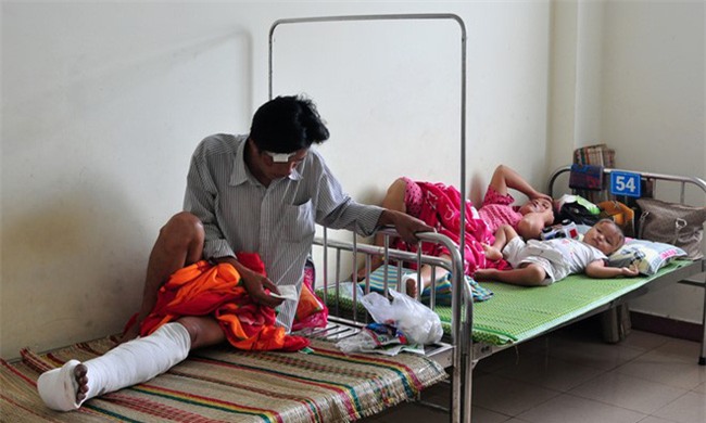 Đi chúc Tết, cả gia đình bị xe khách tông trên quốc lộ 1 - Ảnh 1.