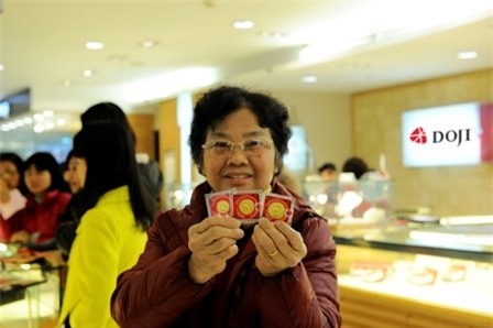 Vợ chồng trẻ cả đêm mất ngủ vì lo mua vàng Thần Tài