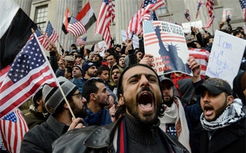 my thu hoi hon 100000 visa sau lenh cam nhap cu cua ong trump hinh 1