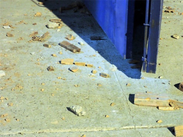 di chuc tet, con trai dung gach dap me va di tu vong - 1