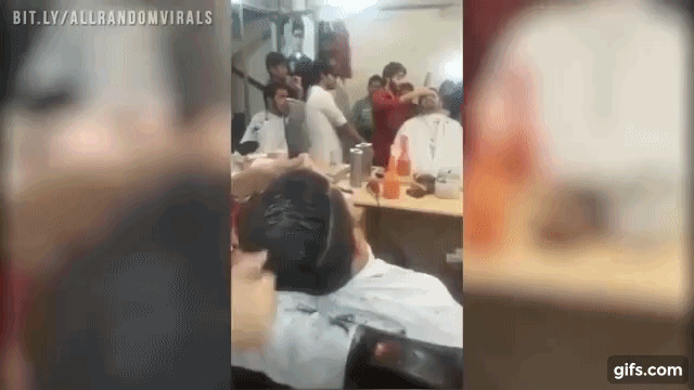 Kỳ lạ cửa tiệm cắt tóc bằng lửa vẫn nườm nượp khách - Ảnh 1.