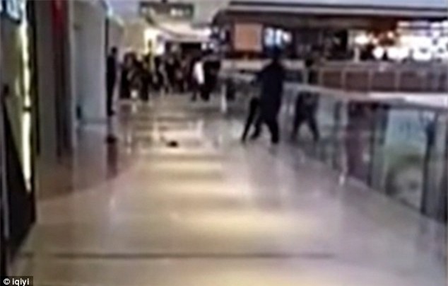 Video sốc: Cãi nhau, nam thanh niên cố gắng ném bạn gái từ tầng 3 của trung tâm thương mại xuống đất - Ảnh 3.