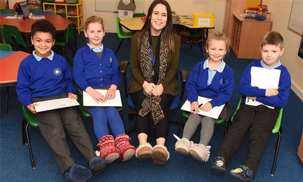 Cô giáo Samantha Johnson và học sinh Trường tiểu học Findern ở thành phố Derby (Anh) rất hào hứng trước quy định được đi dép lê ở lớp. Thầy phó hiệu trưởng cho biết các em rất thích được đi dép lê ở trường.