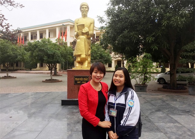 
Hà Trang và cô giáo chủ nhiệm Bùi Thị Bích Hậu.
