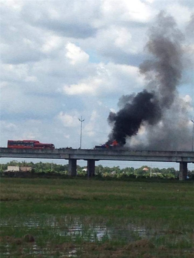 o to chay du doi tren cao toc, 30 hanh khach phong ra ngoai thoat than hinh anh 1