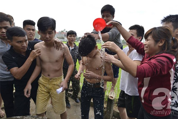 Hàng trăm nam thanh niên lao vào cướp một cái chiếu cói để mong sinh... quý tử - Ảnh 11.