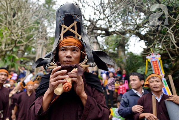 Hàng trăm nam thanh niên lao vào cướp một cái chiếu cói để mong sinh... quý tử - Ảnh 13.