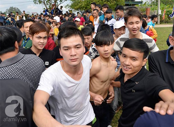 Hàng trăm nam thanh niên lao vào cướp một cái chiếu cói để mong sinh... quý tử - Ảnh 2.