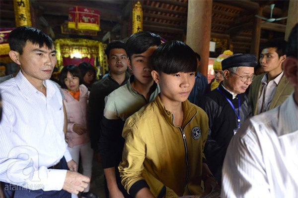 Hàng trăm nam thanh niên lao vào cướp một cái chiếu cói để mong sinh... quý tử - Ảnh 8.