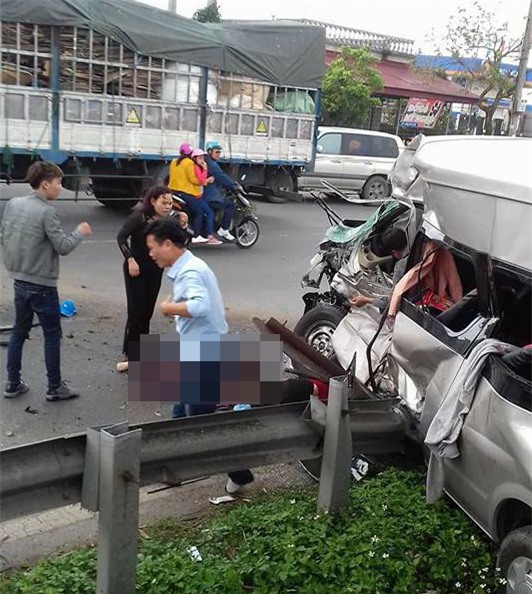 Nhiều người thương vong khi xe ô tô 16 chỗ va chạm với tàu hỏa tại Nam Định - Ảnh 2.