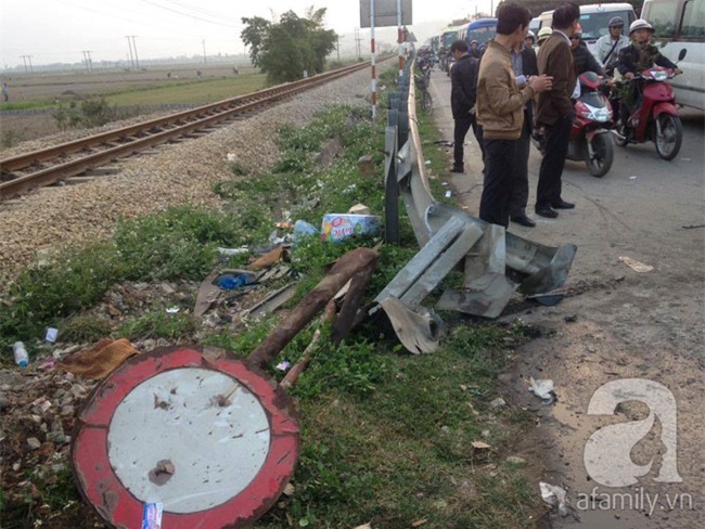 Nhiều người thương vong khi xe ô tô 16 chỗ va chạm với tàu hỏa tại Nam Định - Ảnh 6.
