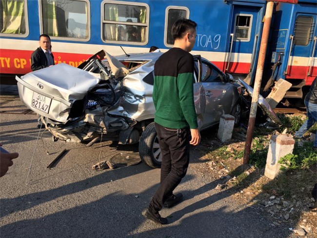 Nhiều người thương vong khi xe ô tô 16 chỗ va chạm với tàu hỏa tại Nam Định - Ảnh 8.
