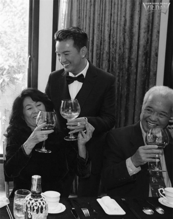 dam-vinh-hung-bi-mat-to-chuc-le-dinh-hon-tai-nha-rieng-blogtamsuvn0