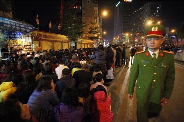 Hàng nghìn người đổ về chùa Phúc Khánh dâng sao giải hạn